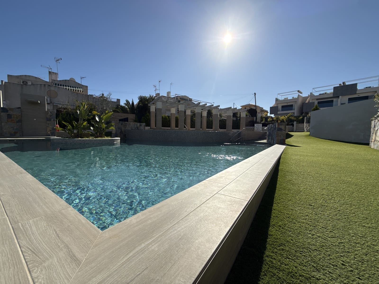 Apartamento de 2 habitaciones en Torrevieja en venta con piscina garaje - 264.900 € (Ref: 9550550)