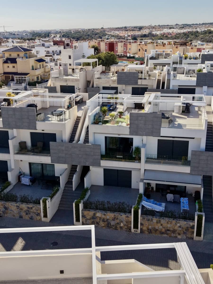 Apartamento de 2 habitaciones en Torrevieja en venta con piscina garaje - 264.900 € (Ref: 9550550)