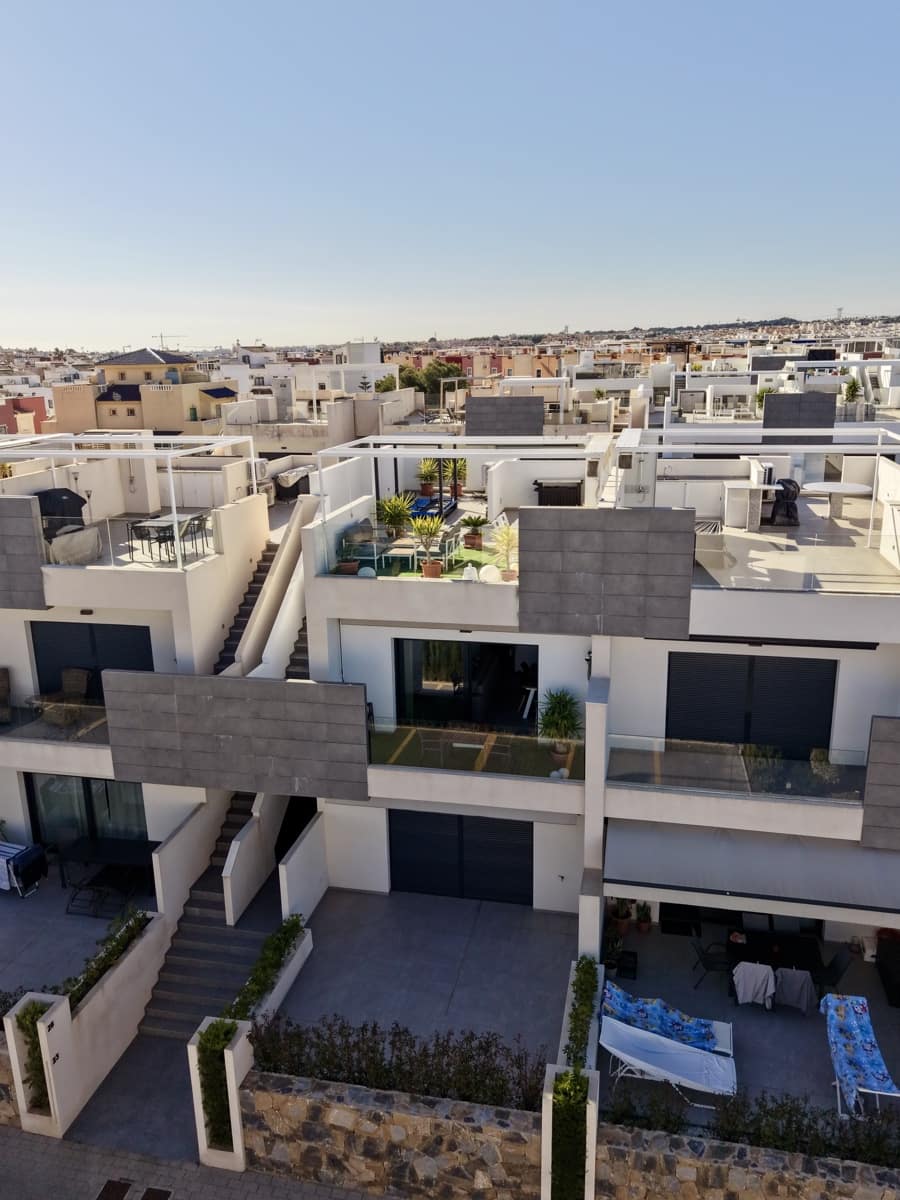 Apartamento de 2 habitaciones en Torrevieja en venta con piscina garaje - 264.900 € (Ref: 9550550)