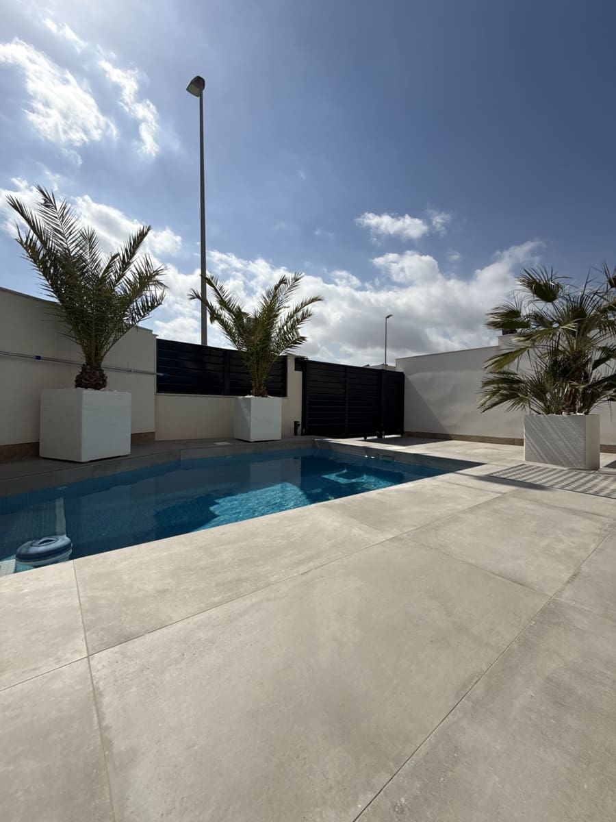 Chalet de 3 habitaciones en Los Montesinos en venta con piscina garaje - 349.900 € (Ref: 9731195)