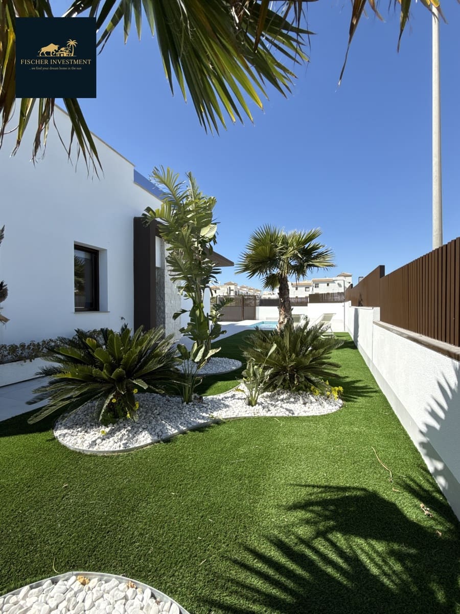 2 soverom Kjedet enebolig til salgs i Orihuela med svømmebasseng garasje - € 351 000 (Ref: 9756251)