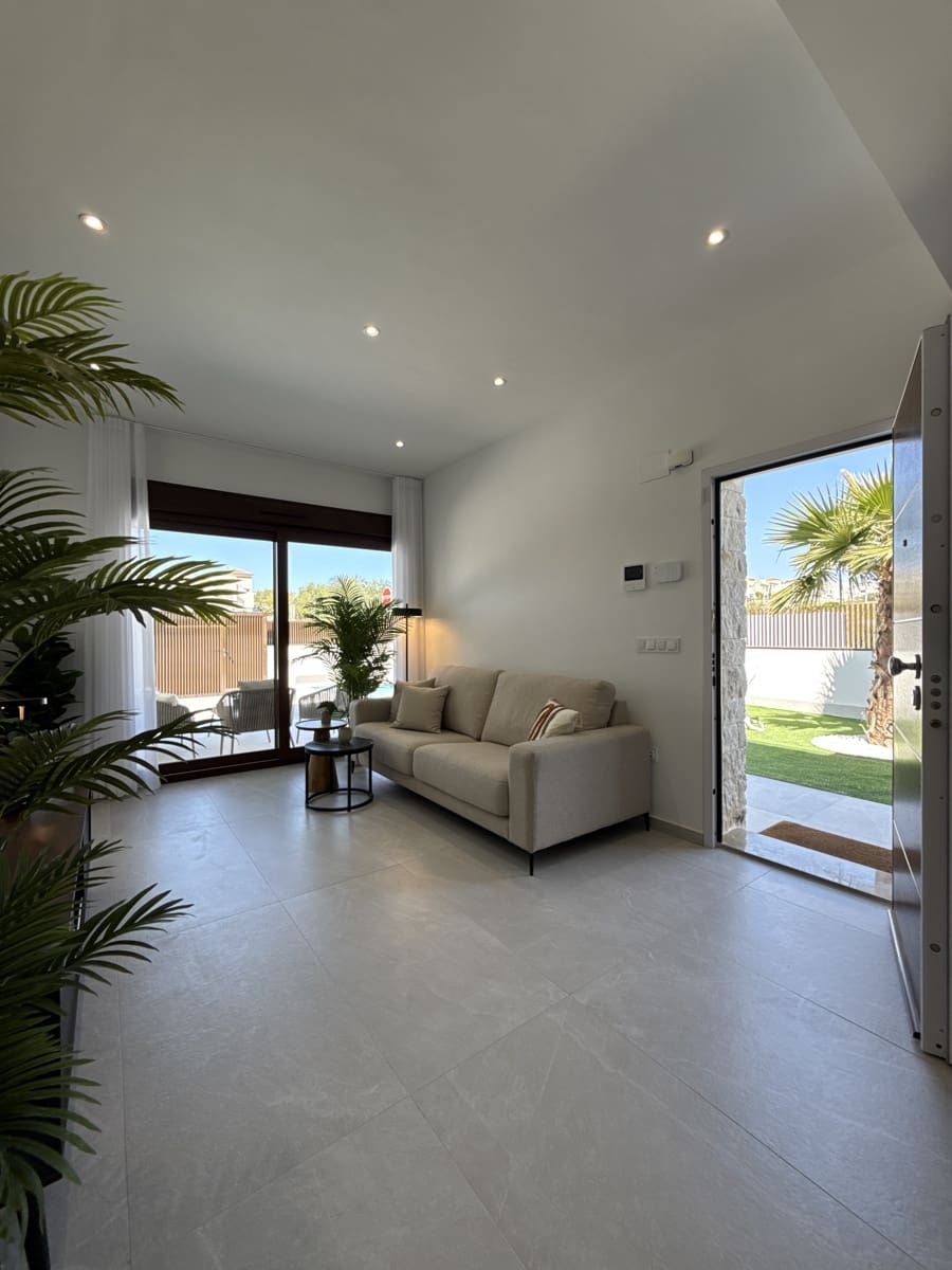 2 soverom Kjedet enebolig til salgs i Orihuela med svømmebasseng garasje - € 351 000 (Ref: 9756251)