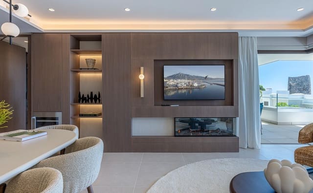 Piso de 2 habitaciones en El Velerín, Estepona en venta con piscina - 1.595.000 € (Ref: 10120235)