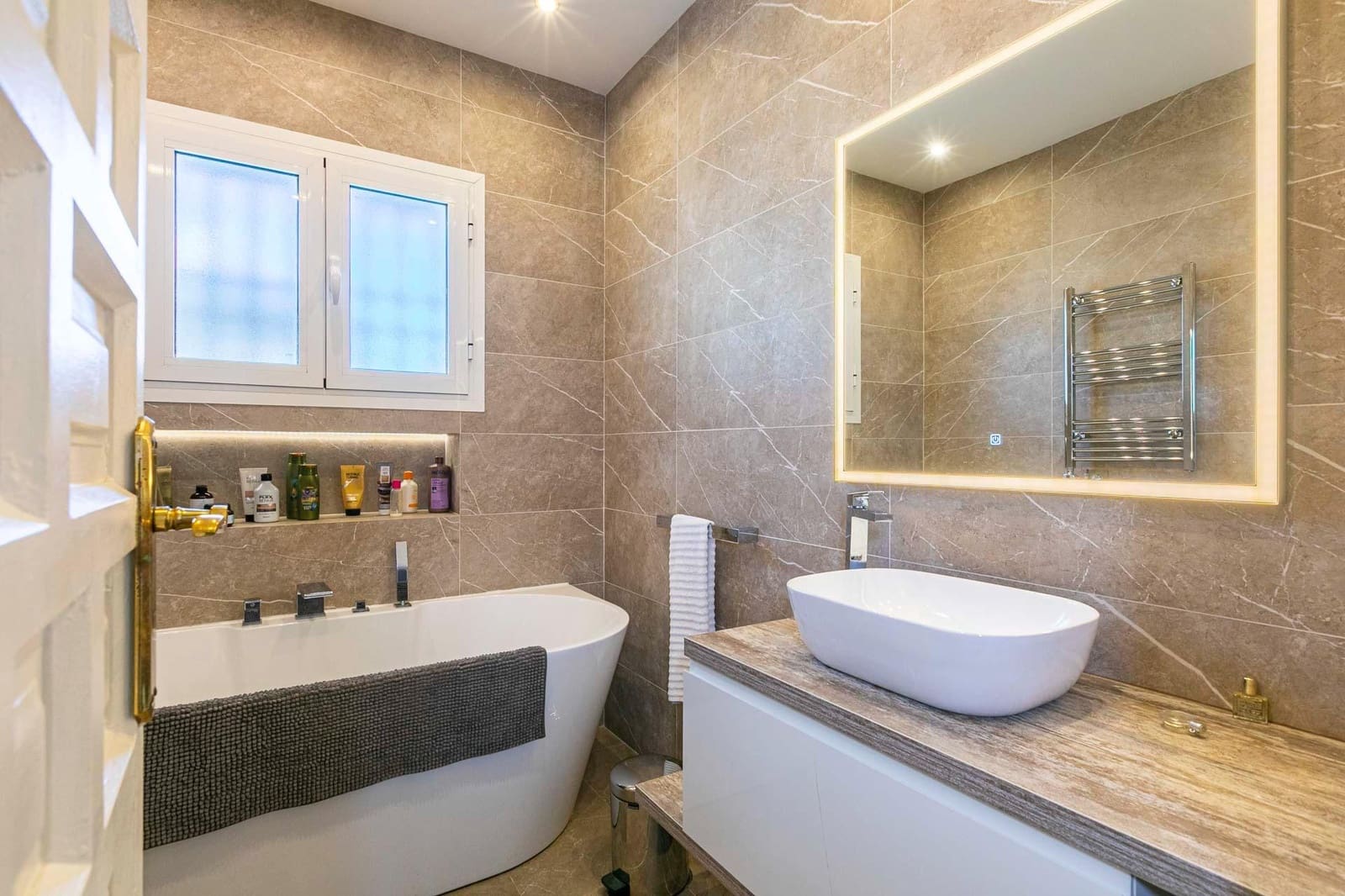 4 Zimmer Villa zu verkaufen in La Quinta mit Pool Garage - 1.395.000 € (Ref: 10180640)
