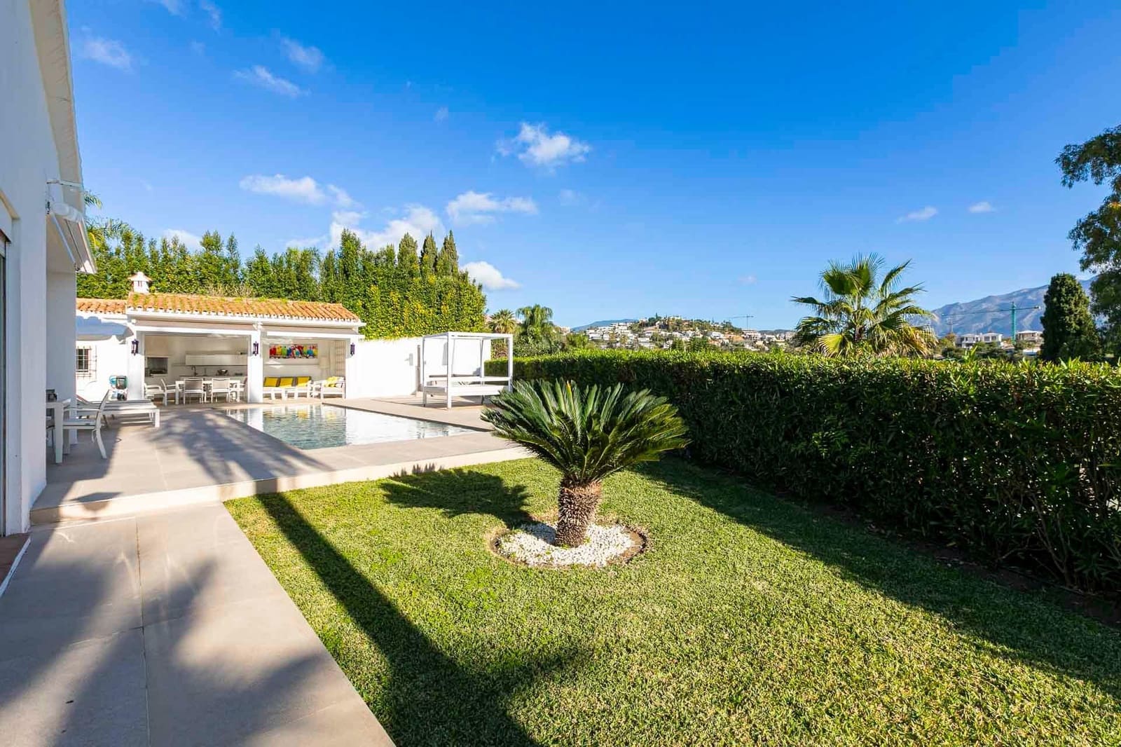 4 Zimmer Villa zu verkaufen in La Quinta mit Pool Garage - 1.395.000 € (Ref: 10180640)