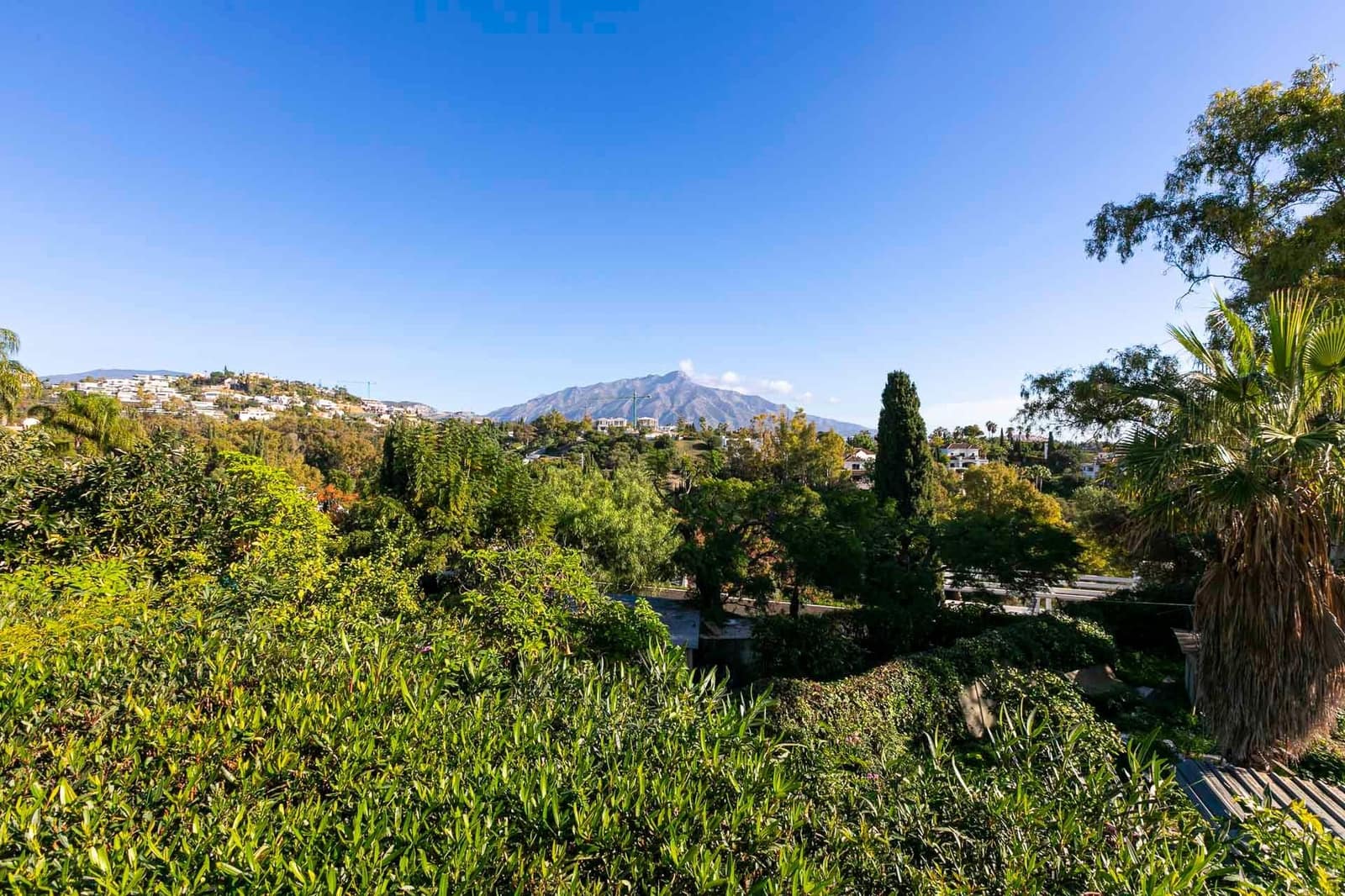 4 Zimmer Villa zu verkaufen in La Quinta mit Pool Garage - 1.395.000 € (Ref: 10180640)