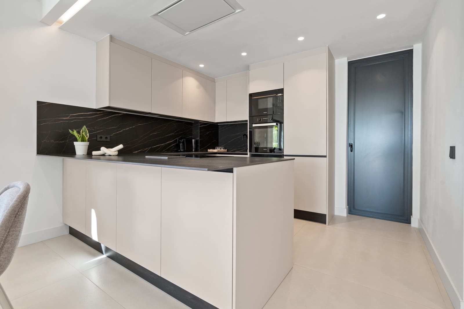 4 soveværelse Lejlighed til salg i New Golden Mile med swimmingpool garage - € 799.000 (Ref: 9032202)