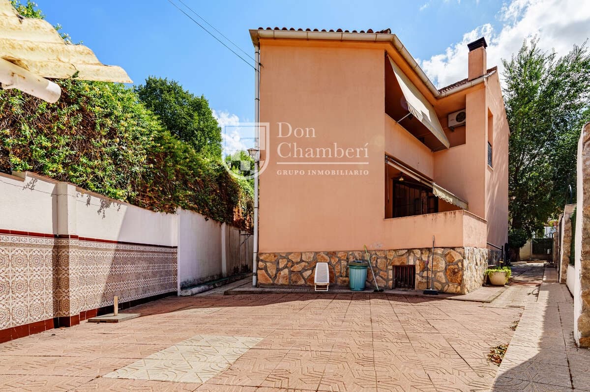6 bedroom Villa for sale in Aranjuez with garage - € 595,000 (Ref: 10044239)