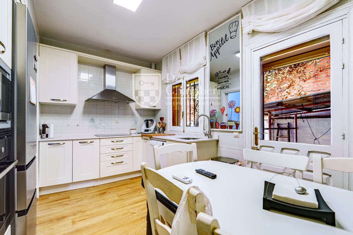 6 bedroom Villa for sale in Aranjuez with garage - € 595,000 (Ref: 10044239)