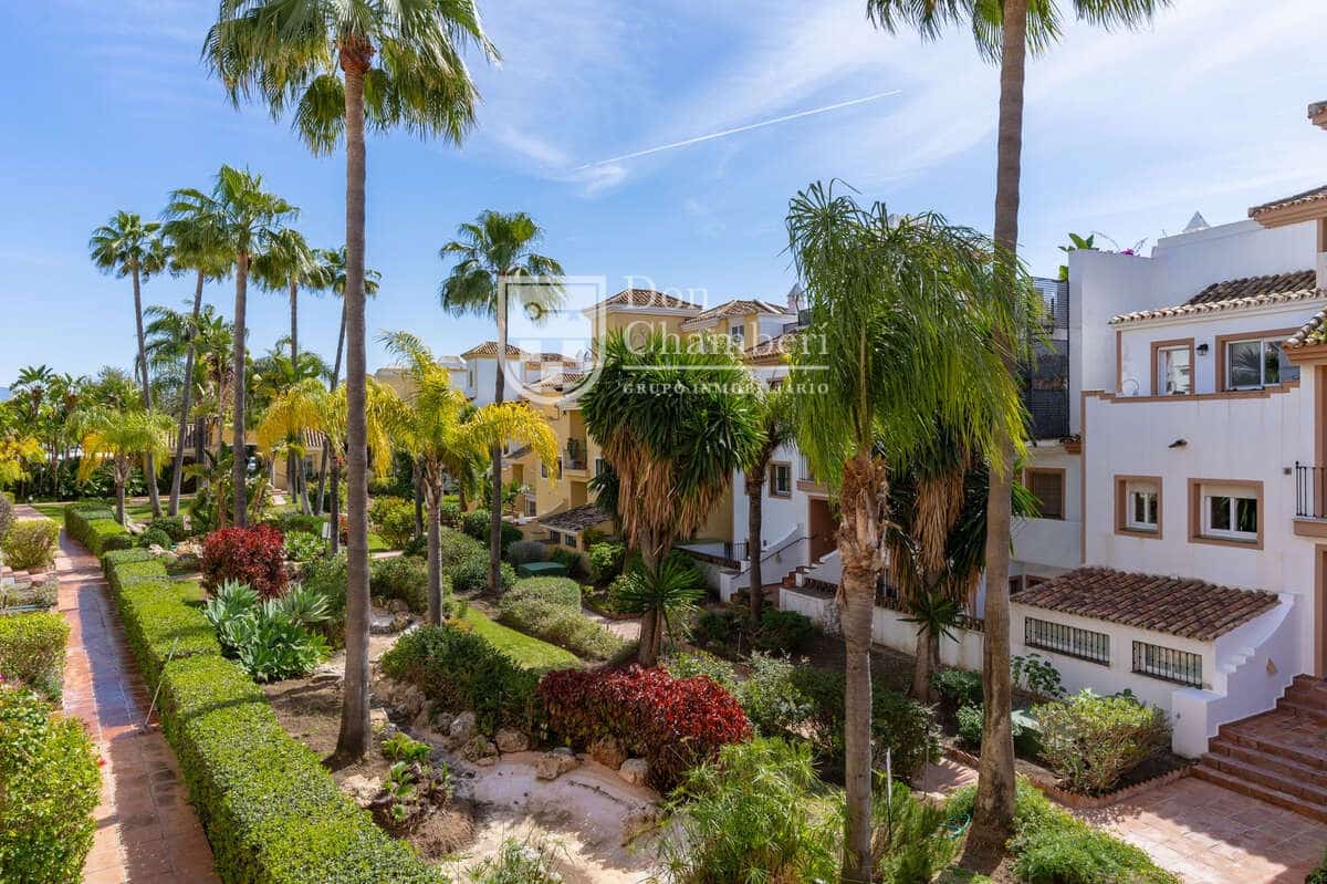 2 bedroom Flat for sale in San Pedro de Alcantara with pool garage - € 548,000 (Ref: 10101342)