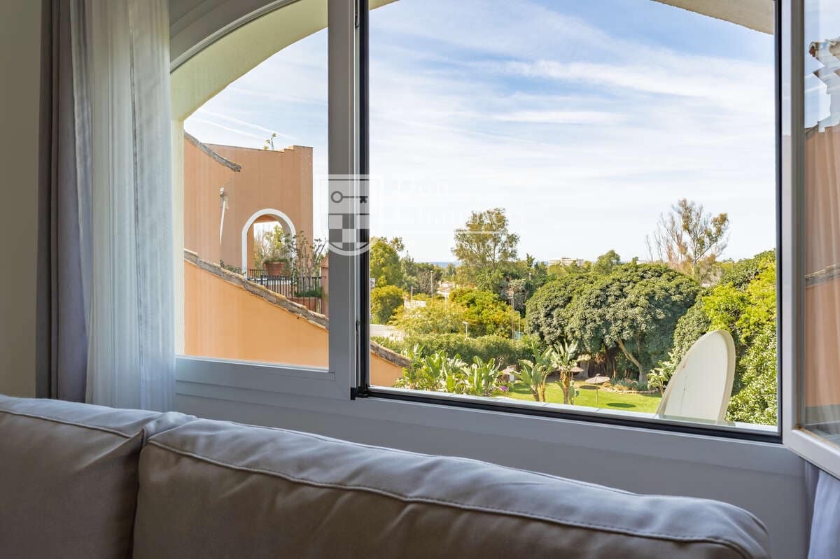 2 bedroom Flat for sale in San Pedro de Alcantara with pool garage - € 548,000 (Ref: 10101342)
