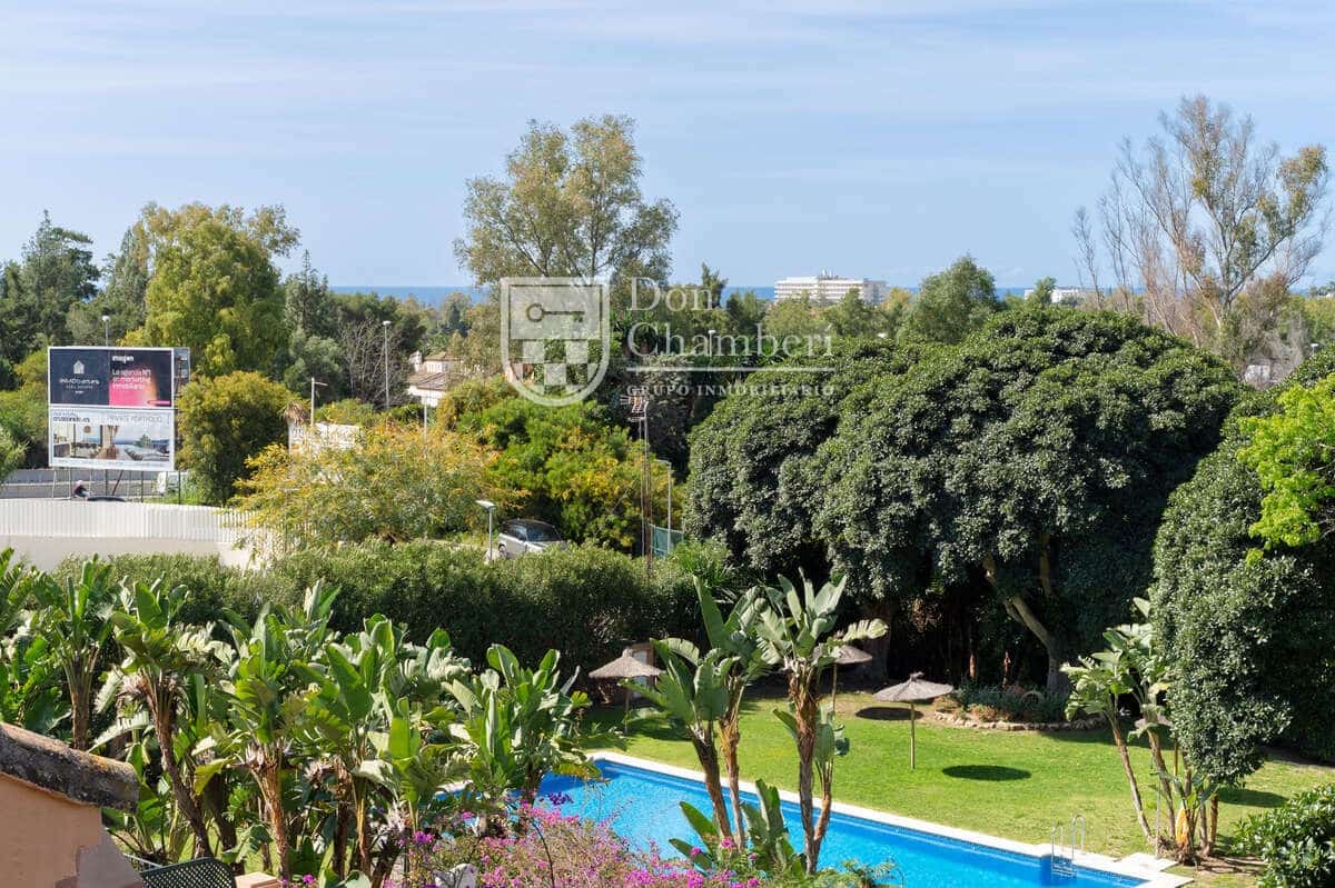 2 bedroom Flat for sale in San Pedro de Alcantara with pool garage - € 548,000 (Ref: 10101342)