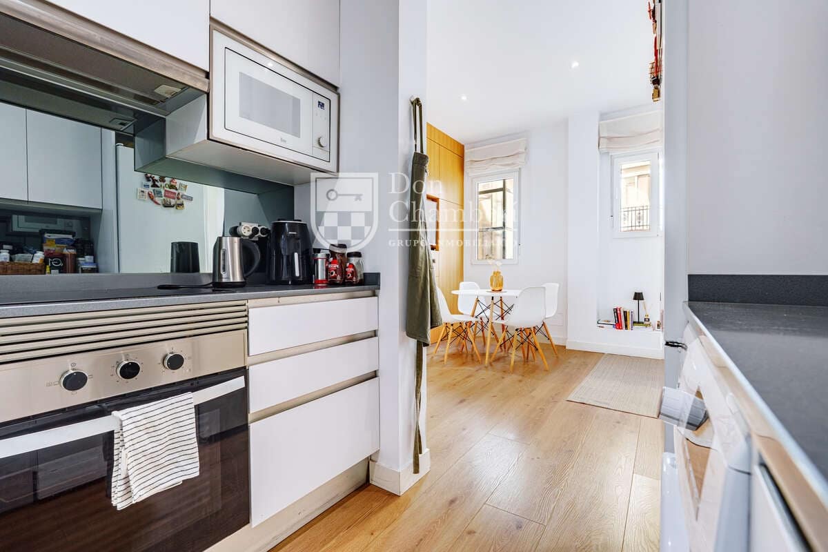 2 soveværelse Lejlighed til leje i Madrid by - € 2.100 (Ref: 10157145)