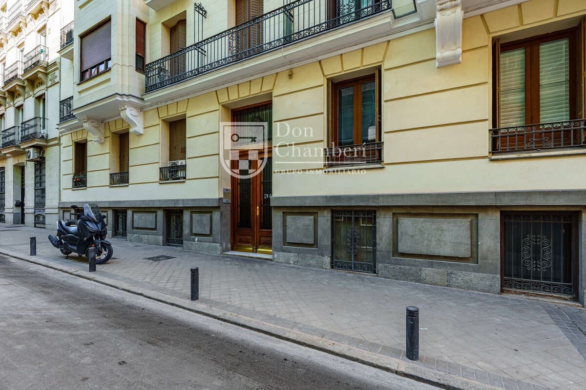 2 soveværelse Lejlighed til leje i Madrid by - € 2.100 (Ref: 10157145)