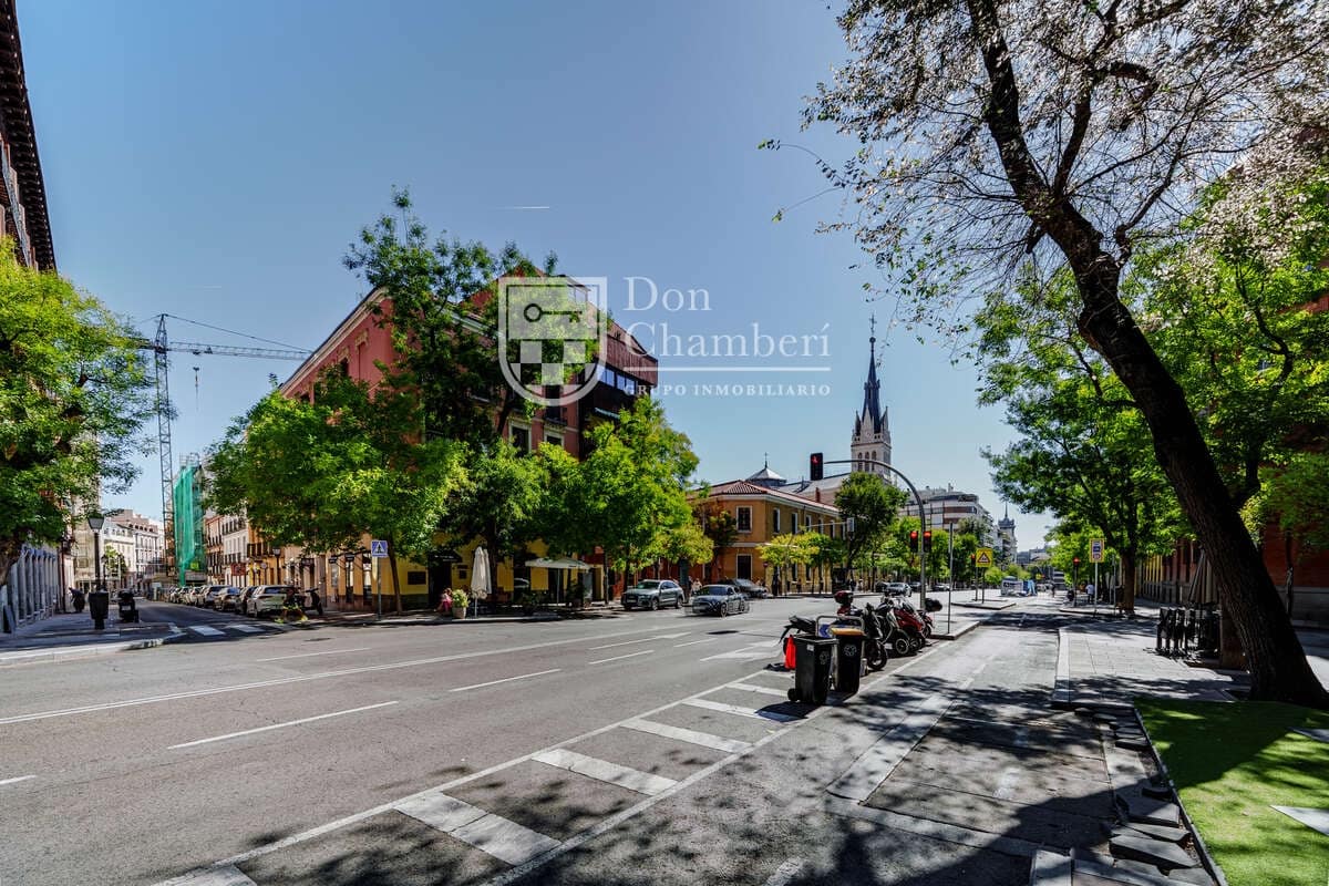 2 soveværelse Lejlighed til leje i Madrid by - € 2.100 (Ref: 10157145)