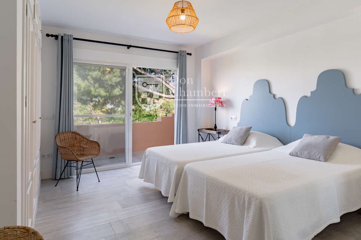 2 bedroom Flat for sale in San Pedro de Alcantara with pool - € 530,000 (Ref: 9416149)