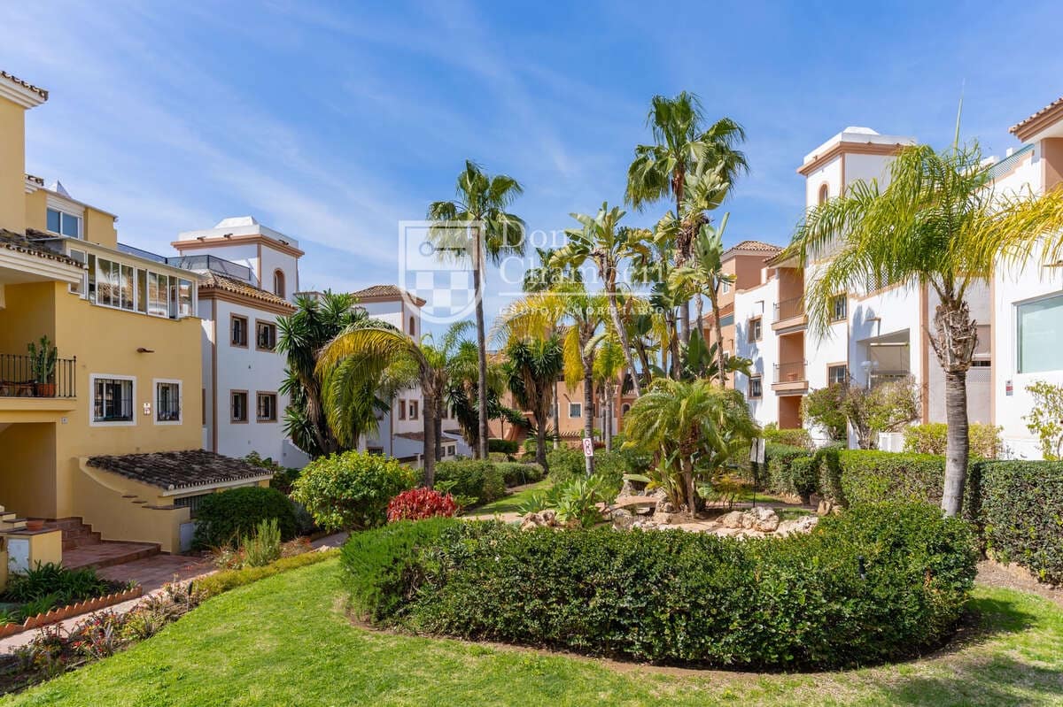 2 bedroom Flat for sale in San Pedro de Alcantara with pool - € 530,000 (Ref: 9416149)