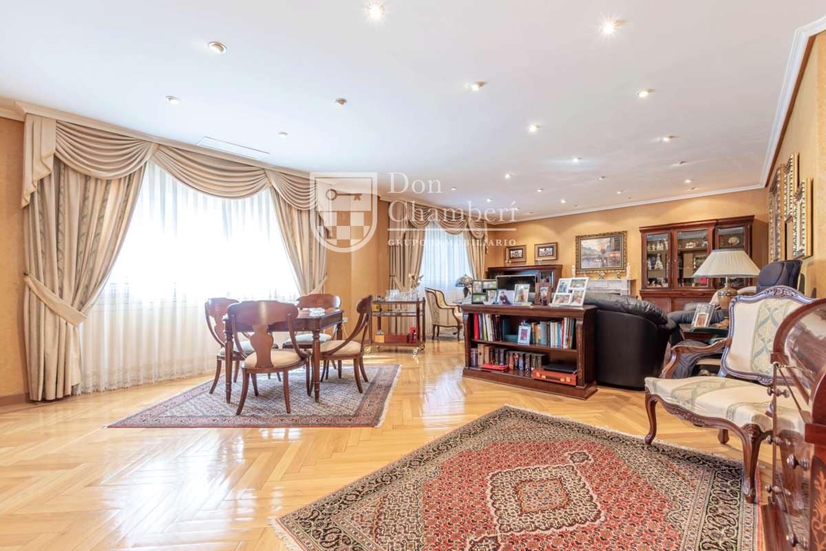 5 soverom Villa til salgs i Villaviciosa de Odon med svømmebasseng garasje - € 1 250 000 (Ref: 9416154)