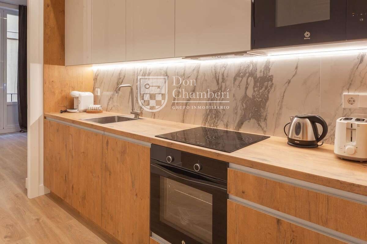 3 bedroom Flat for sale in Madrid city - € 989,000 (Ref: 9416156)