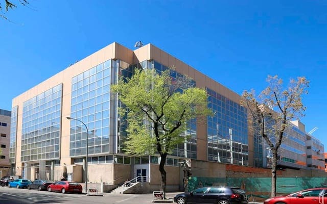 Erhverv til salg i Simancas, Madrid by med garage - € 16.300.000 (Ref: 9416163)