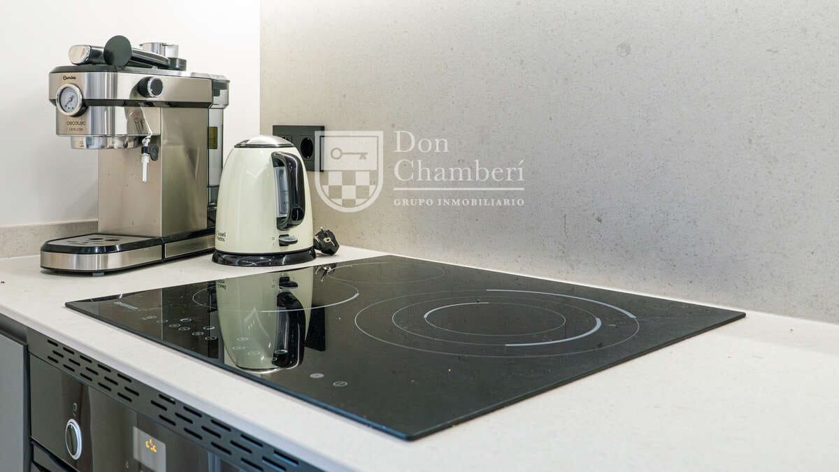 3 slaapkamer Flat te huur in Madrid stad - € 4.400 (Ref: 9448847)