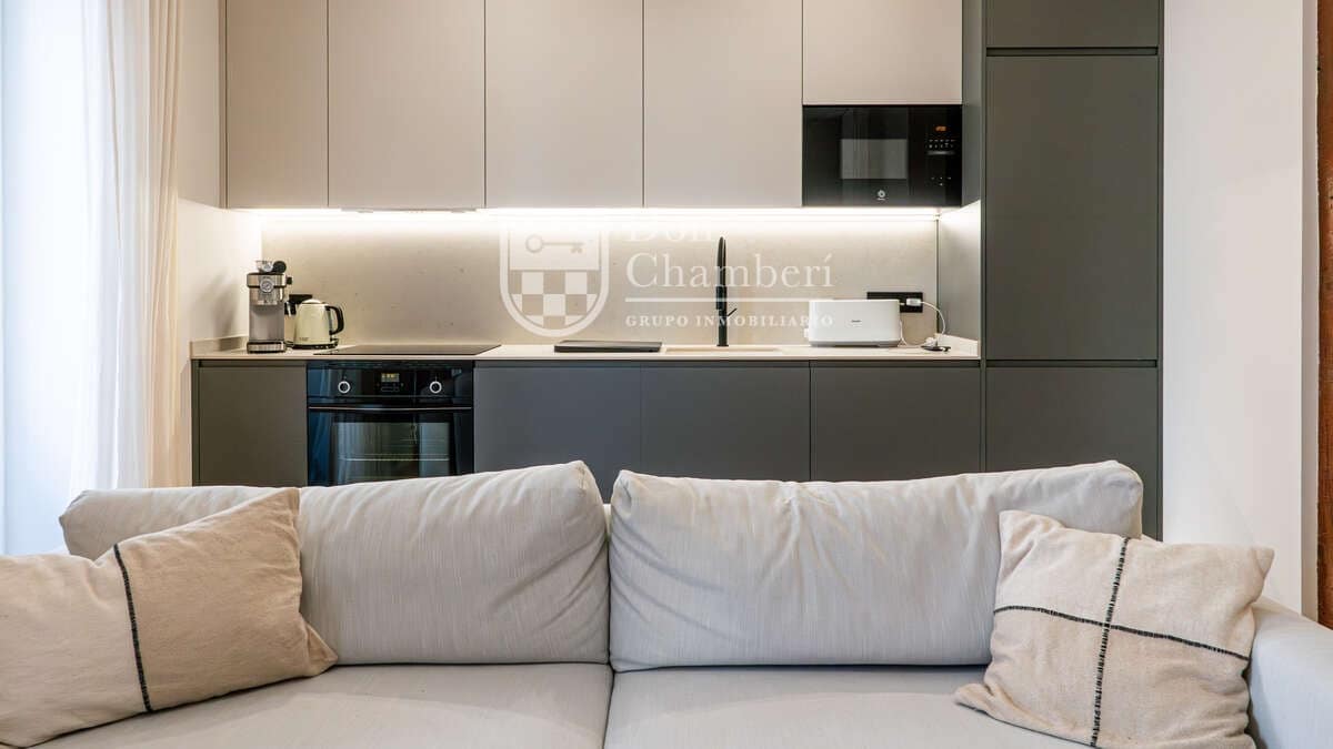 3 slaapkamer Flat te huur in Madrid stad - € 4.400 (Ref: 9448847)