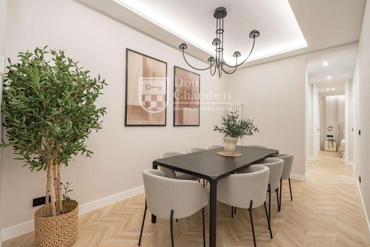 3 slaapkamer Flat te huur in Madrid stad - € 4.400 (Ref: 9448847)