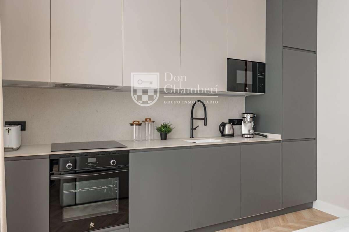 3 slaapkamer Flat te huur in Madrid stad - € 4.400 (Ref: 9448847)