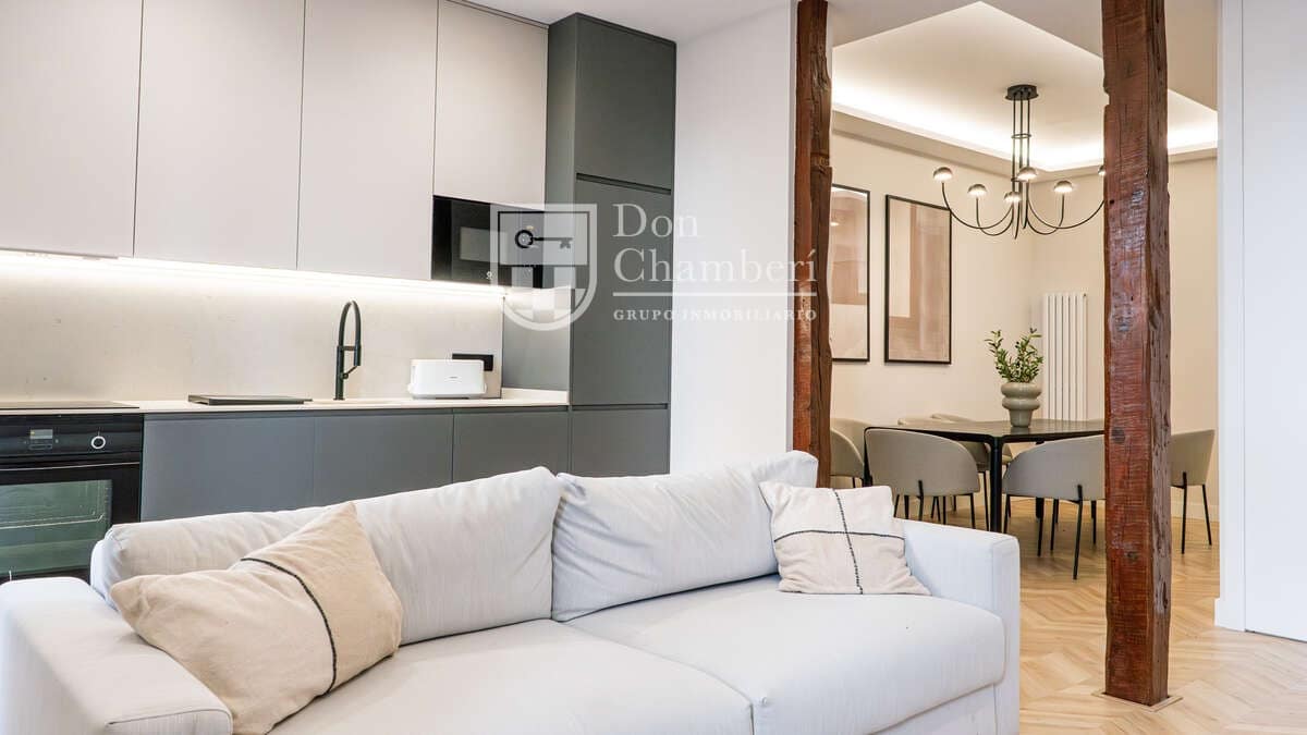 3 slaapkamer Flat te huur in Madrid stad - € 4.400 (Ref: 9448847)