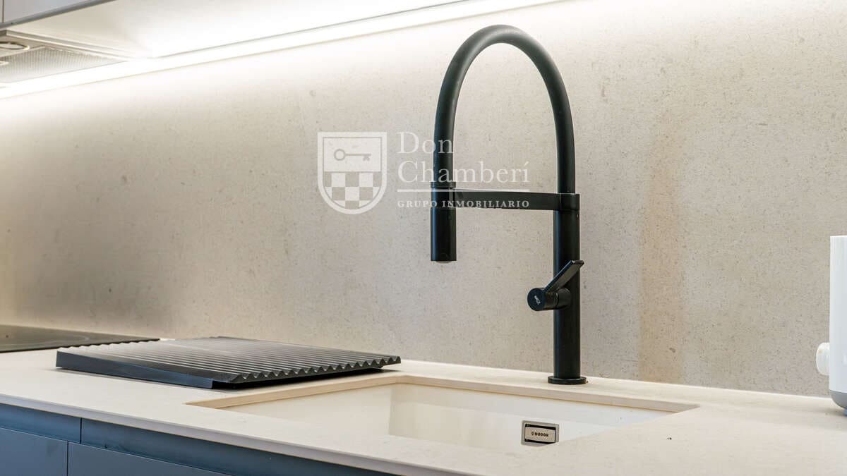 3 slaapkamer Flat te huur in Madrid stad - € 4.400 (Ref: 9448847)