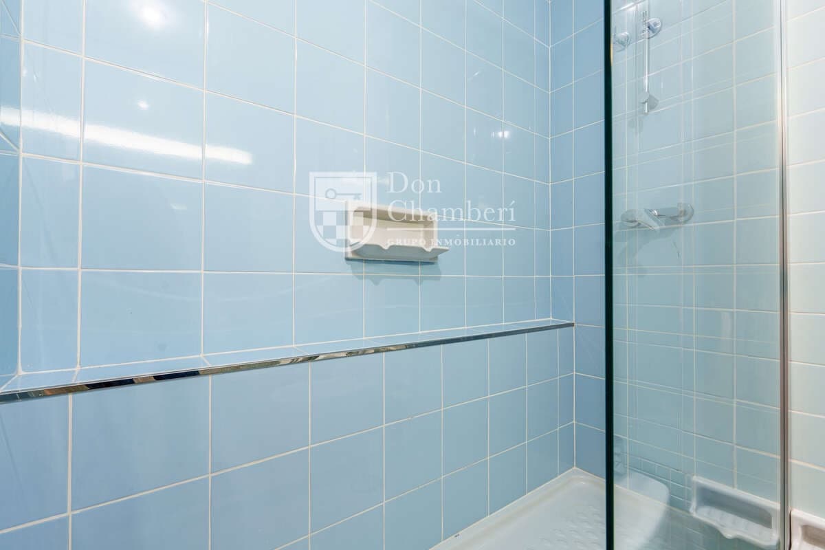 4 quarto Apartamento para arrendar em Madrid cidade - 1 850 € (Ref: 9581429)