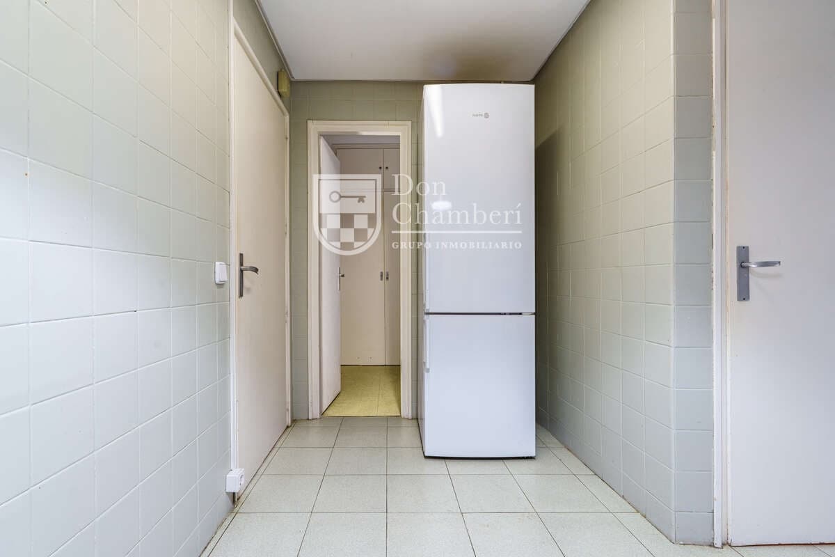4 quarto Apartamento para arrendar em Madrid cidade - 1 850 € (Ref: 9581429)