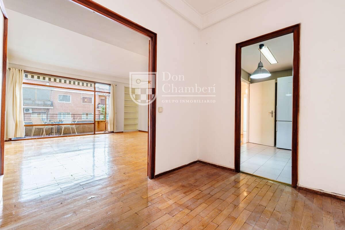 4 quarto Apartamento para arrendar em Madrid cidade - 1 850 € (Ref: 9581429)
