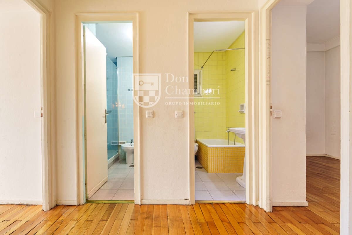 4 quarto Apartamento para arrendar em Madrid cidade - 1 850 € (Ref: 9581429)