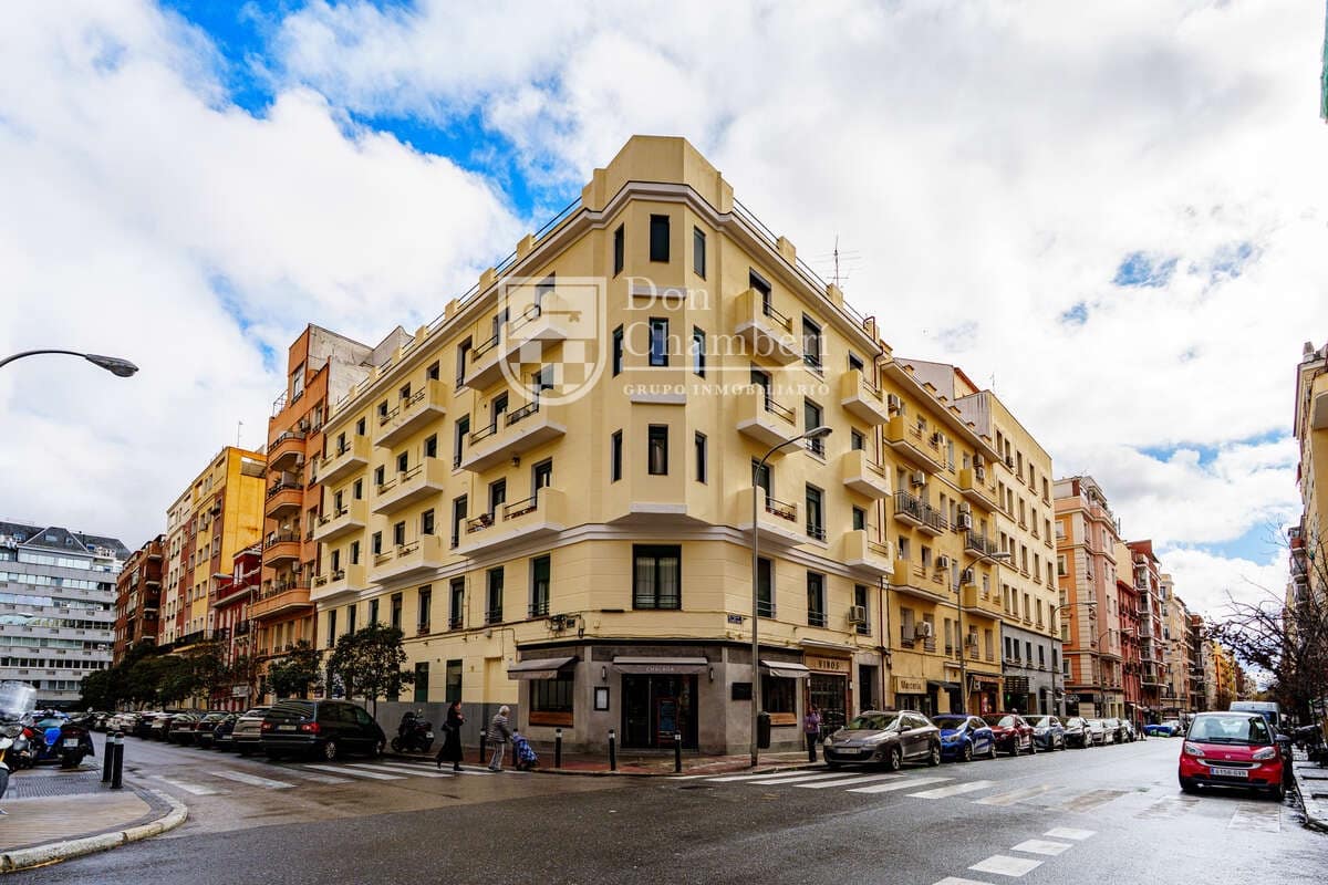 Appartement de 2 chambres à louer à Madrid ville - 1 200 € (Ref: 9665757)