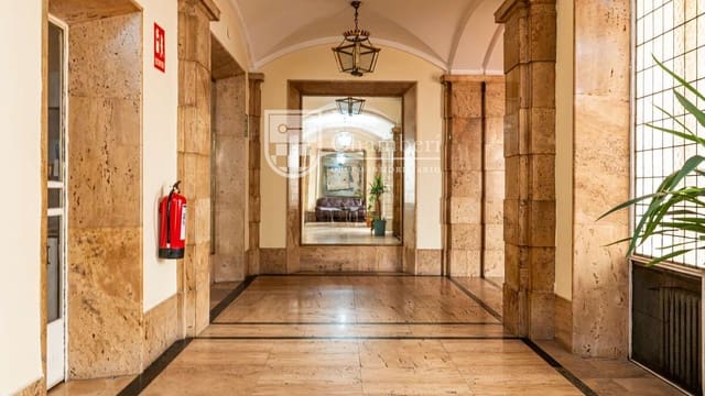 2 bedroom Flat for sale in Chamberí, Madrid city - € 392,716 (Ref: 9811048)