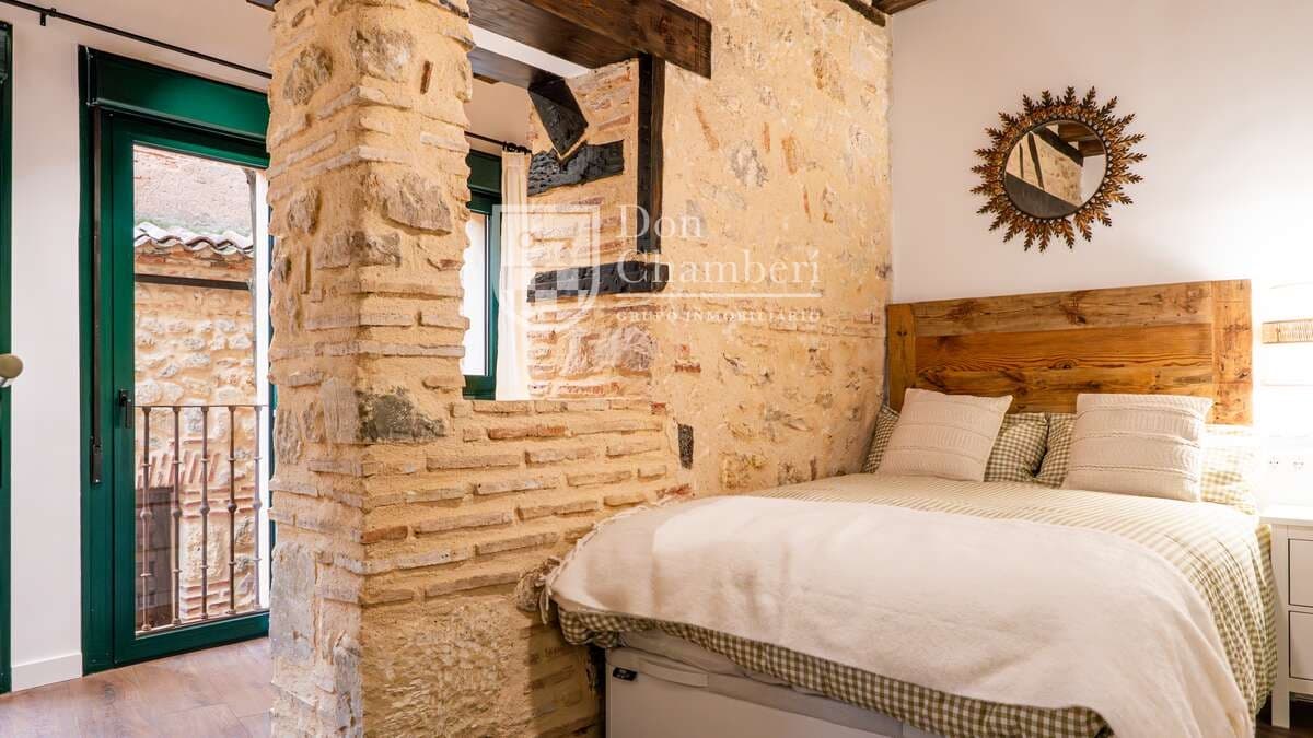 2 bedroom Apartment for rent in Segovia city - € 2,600 (Ref: 9815417)
