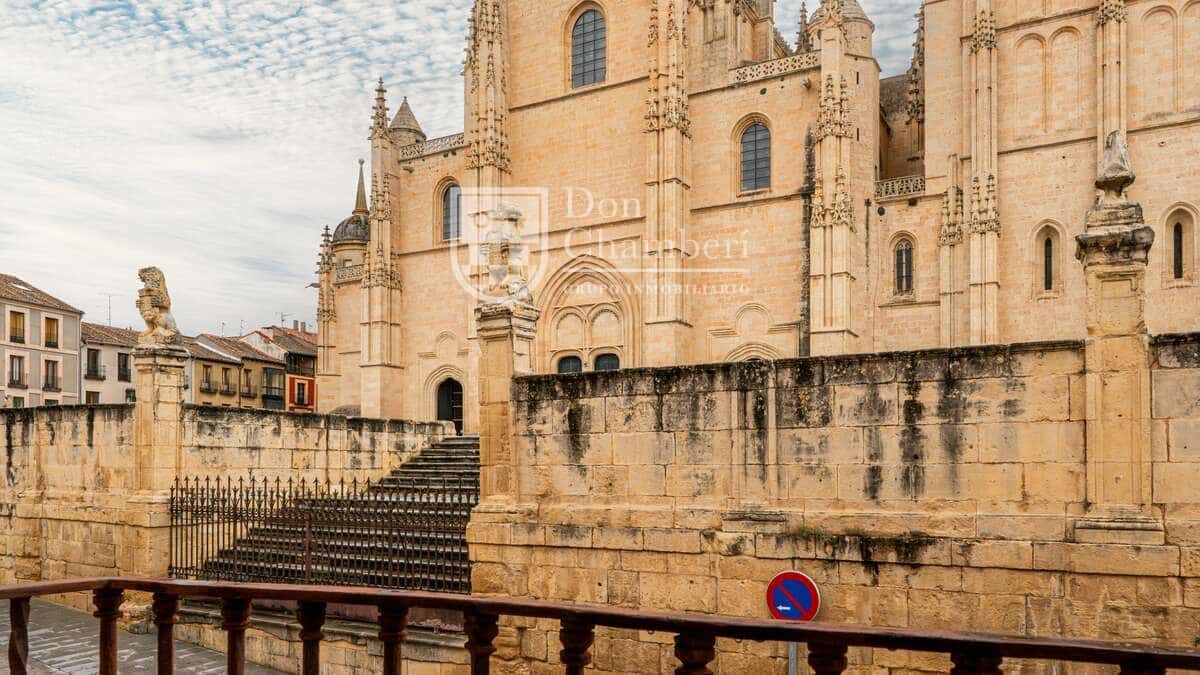 2 bedroom Apartment for rent in Segovia city - € 2,600 (Ref: 9815417)