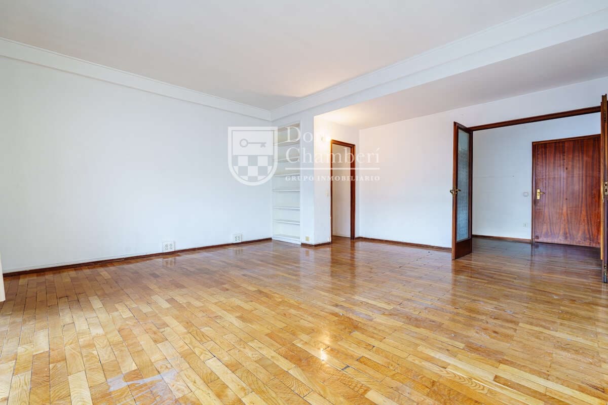 4 bedroom Flat for rent in Madrid city with pool - € 1,750 (Ref: 9819784)
