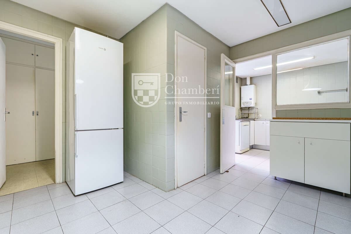 4 bedroom Flat for rent in Madrid city with pool - € 1,750 (Ref: 9819784)