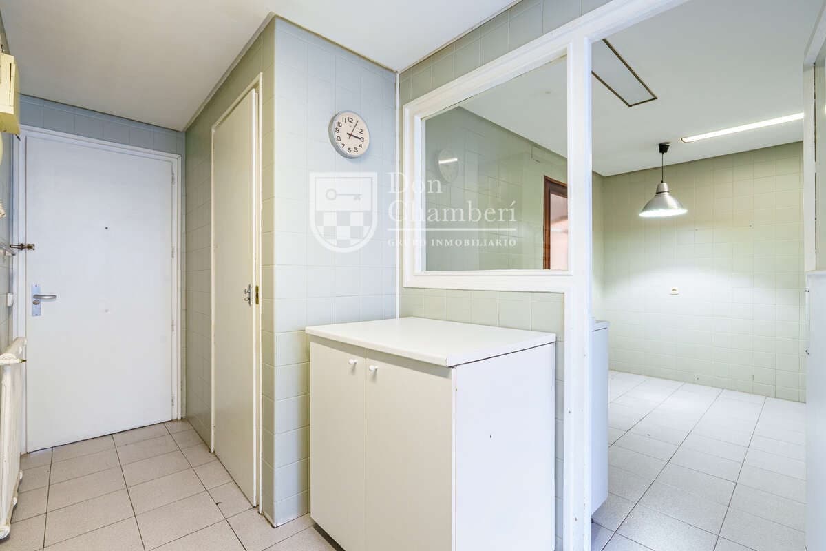 4 bedroom Flat for rent in Madrid city with pool - € 1,750 (Ref: 9819784)