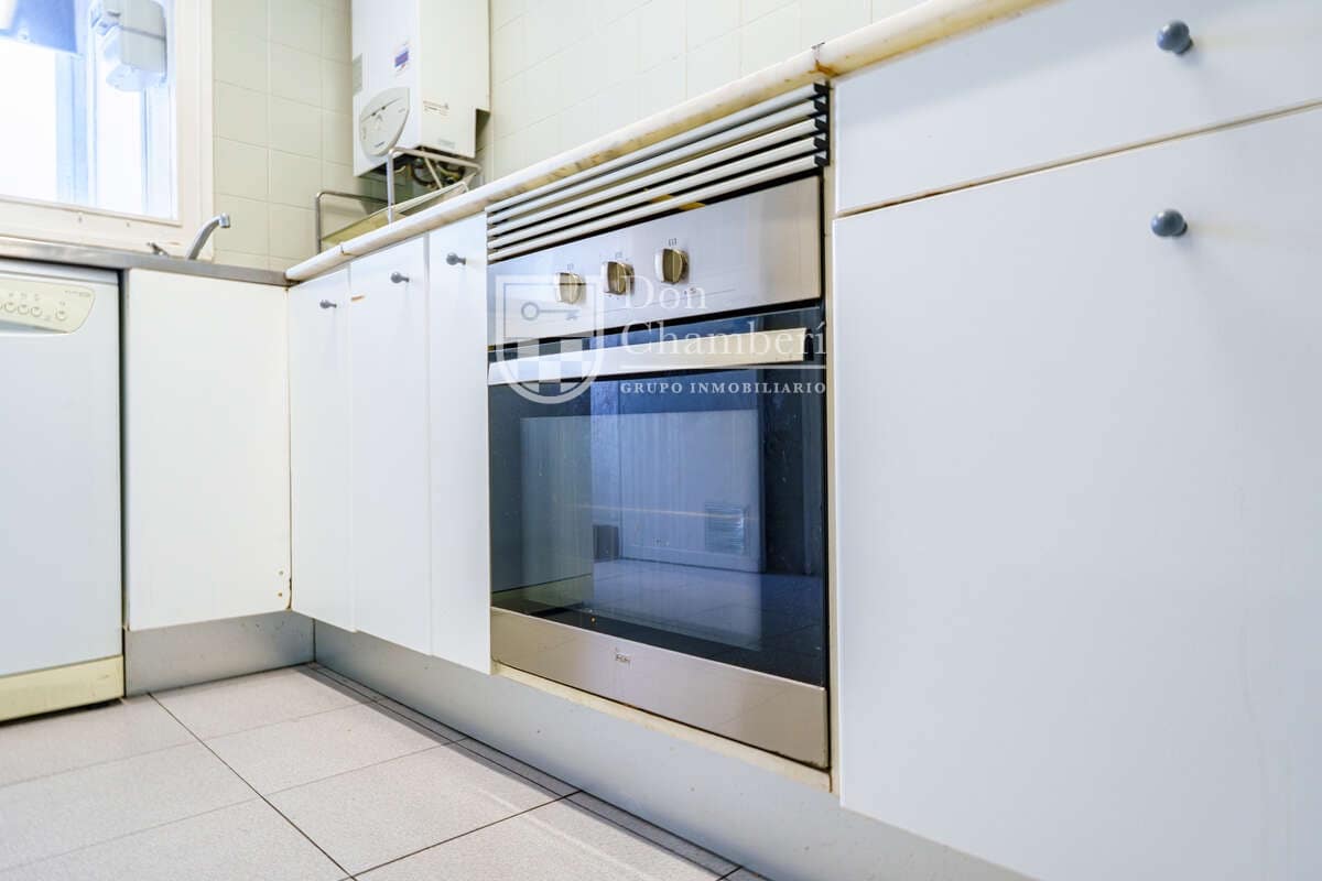 4 bedroom Flat for rent in Madrid city with pool - € 1,750 (Ref: 9819784)