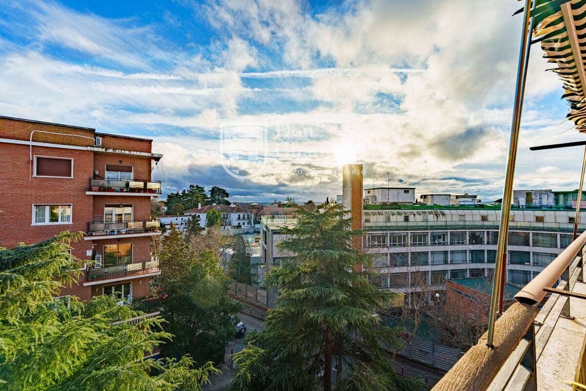 4 bedroom Flat for rent in Madrid city with pool - € 1,750 (Ref: 9819784)