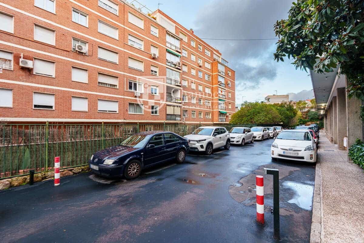4 bedroom Flat for rent in Madrid city with pool - € 1,750 (Ref: 9819784)