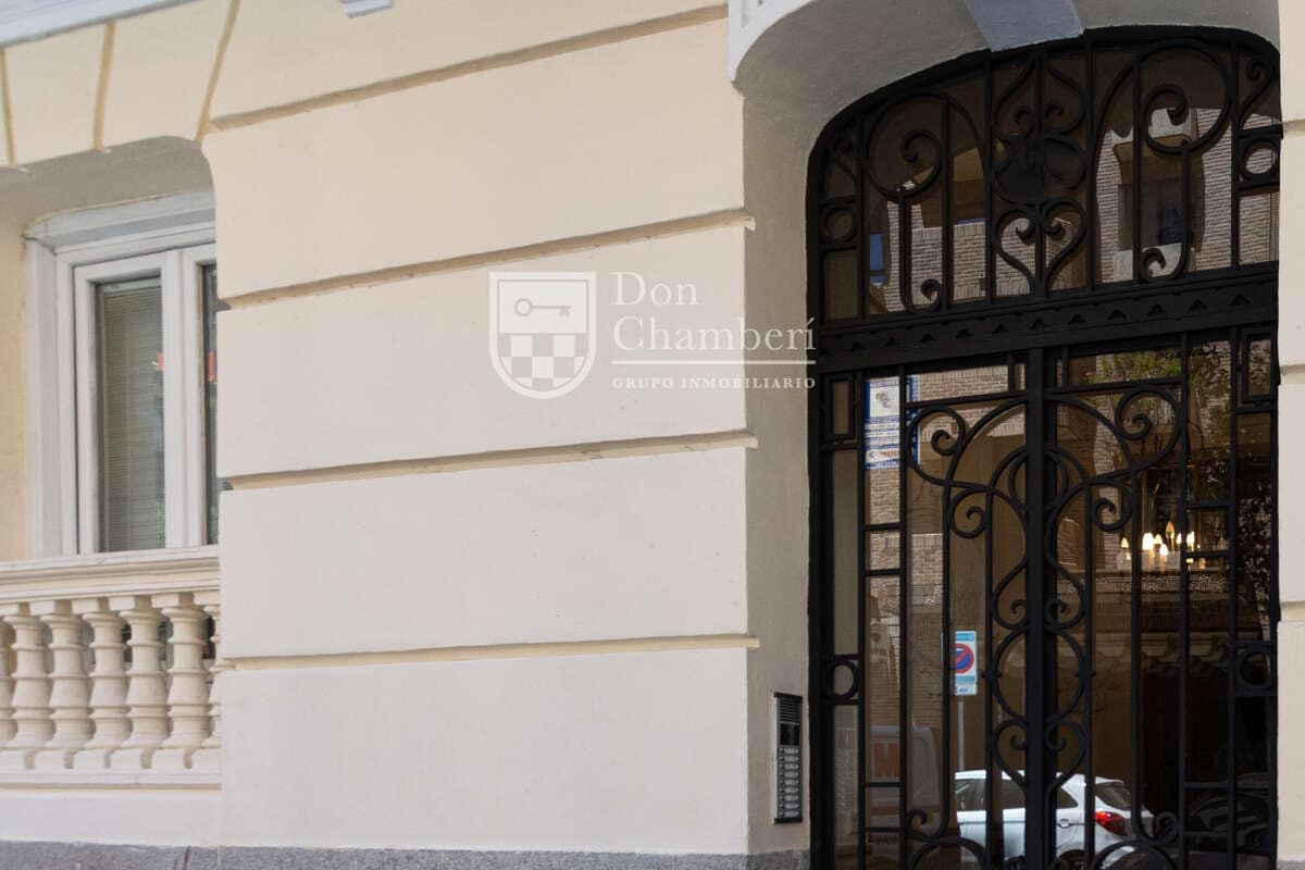 Piso de 6 habitaciones en Madrid ciudad en venta - 930.000 € (Ref: 9906807)