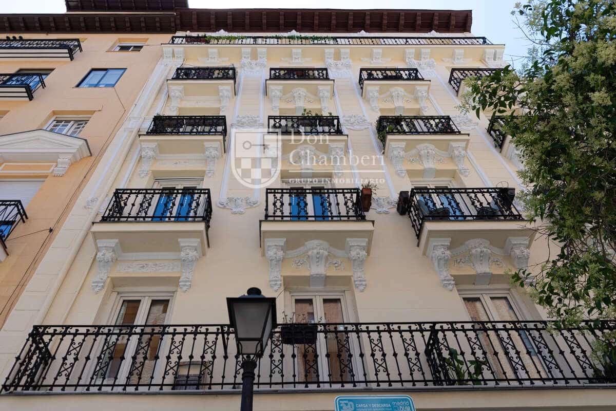 Piso de 6 habitaciones en Madrid ciudad en venta - 930.000 € (Ref: 9906807)