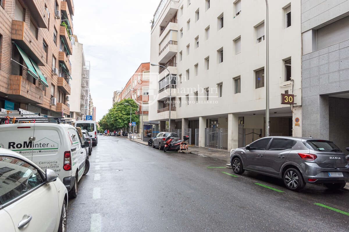 Office for sale in Madrid city - € 195,000 (Ref: 9937445)