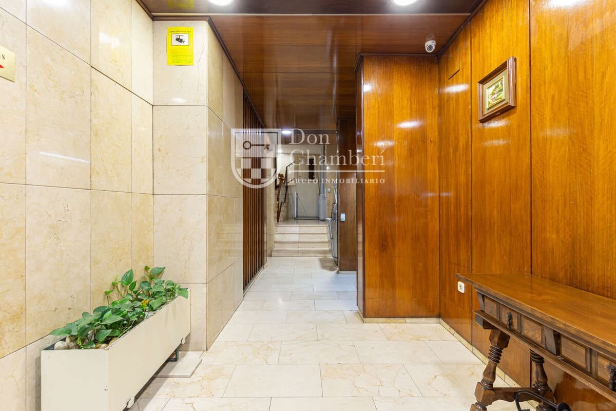 Office for sale in Madrid city - € 195,000 (Ref: 9937445)