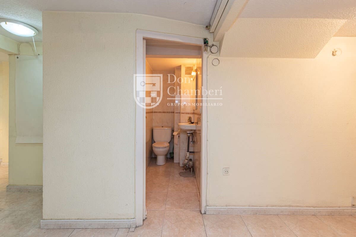Office for sale in Madrid city - € 195,000 (Ref: 9937445)
