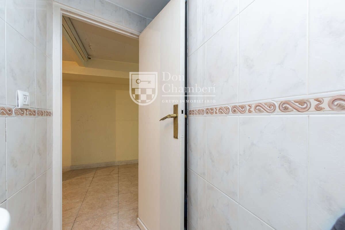 Office for sale in Madrid city - € 195,000 (Ref: 9937445)